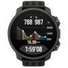 Smartwatch z czarnym paskiem wyświetla dane dotyczące aktywności fizycznej, w tym wykres wysokości z oznaczeniami 788 i 987, dystans 16.99 km oraz czas 1:59'08.