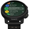 Czarny smartwatch z widocznym logo "SUUNTO" na obudowie, na ekranie wyświetlane są opcje aktywności: "E-MTB Trail", "Ski touring Mountain", "Mountaineering Mountain", "Trail running Mountain" oraz "Hiking Basic". Tło ekranu ma zielony kolor z delikatnym w