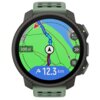 Na zdjęciu widoczny jest smartwatch z okrągłym wyświetlaczem, na którym pokazana jest kolorowa mapa z trasą oznaczoną niebieską linią oraz wskaźnikiem kompasu. Na dole ekranu znajduje się oznaczenie "12.3 km" na niebieskim tle.