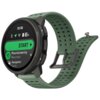 Smartwatch z zielonym paskiem i okrągłym wyświetlaczem, na którym widoczny jest czas 19:36, ikony oraz teksty: "65h", "START", "Mountaineering", "Mountain", "Navigation", "Route". Obudowa zegarka jest ciemna, a pasek ma perforacje i metalowe zapięcie.