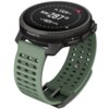 Smartwatch z okrągłym wyświetlaczem pokazuje dane: "1324 m", "NW 287°", "925 hPa", a na kopercie widoczne jest logo "SUUNTO". Pasek zegarka jest w kolorze szałwiowym z perforacjami.