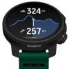 Smartwatch z czarną kopertą i zielonym paskiem wyświetla na ekranie wysokość 324 m oraz 257 m, z wykresem wysokości. Na obudowie widoczne jest logo "SUUNTO".