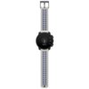 Na zdjęciu widoczny jest smartwatch z okrągłym wyświetlaczem, na którym znajduje się ikona żarówki z napisem "Brightness" i wartością "75%". Pasek zegarka jest szaro-niebieski z otworami w kształcie prostokątów.