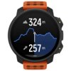 Smartwatch z czarną tarczą i pomarańczowym paskiem wyświetla wykres wysokości z wartościami "324 m" i "257 m". Na ekranie widoczna jest także ikona góry oraz strzałka wskazująca kierunek.