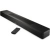 Czarny soundbar z widocznym logo "Bose" na przednim panelu, obok którego znajduje się pilot z kilkoma przyciskami. Produkt ma elegancki, nowoczesny design z gładką powierzchnią i metalową siatką na górze.