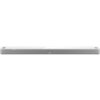 Biały soundbar z logo "BOSE" na przednim panelu, o prostokątnym kształcie i gładkiej powierzchni. Produkt ma minimalistyczny design z zaokrąglonymi narożnikami.