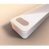 Biały soundbar o minimalistycznym designie z widoczną perforacją na górnej powierzchni oraz delikatnym cieniowaniem na obudowie. Produkt jest ustawiony na jasnym tle, a na jego powierzchni nie ma widocznych napisów ani logo.