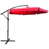 Czerwony parasol ogrodowy i tarasowy z wodoodpornym materiałem, zamontowany na czarnym, metalowym stelażu z krzyżową podstawą. Parasol ma prostokątny kształt i jest zawieszony na bocznym ramieniu.