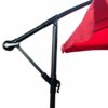 Część konstrukcji wodoodpornego parasola ogrodowego i tarasowego w kolorze czerwonym, z widocznym mechanizmem regulacji i metalowym stelażem. Materiał parasola jest napięty, a jego intensywny czerwony kolor kontrastuje z czarnymi elementami konstrukcji.