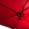 Czerwony parasol ogrodowy z widoczną metalową konstrukcją wspierającą czaszę. Materiał parasola jest napięty, a jego struktura jest dobrze widoczna.