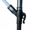 Zbliżenie na mechanizm regulacji parasola ogrodowego, wykonanego z ciemnego metalu i tworzywa sztucznego, z widoczną rączką do regulacji. Elementy konstrukcji są połączone śrubami, a powierzchnia metalu jest gładka i matowa.