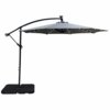 Na zdjęciu widoczny jest duży parasol ogrodowy z szarym materiałem, zamontowany na czarnej, metalowej podstawie. Parasol ma zakrzywione ramię i jest wyposażony w małe lampki LED rozmieszczone wzdłuż krawędzi.