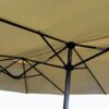 Beżowy podwójny parasol ogrodowy z czarną metalową konstrukcją i centralnym słupkiem, widoczny od spodu. Konstrukcja parasola składa się z kilku ramion podtrzymujących materiał.