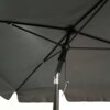 Ciemnoszary parasol ogrodowy z metalowym stelażem i mechanizmem regulacji wysokości. Widoczne są pręty wspierające czaszę parasola oraz uchwyt do regulacji.