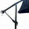 Czarny stelaż parasola ogrodowego z widocznym mechanizmem korbowym i fragmentem granatowego materiału. Konstrukcja składa się z kilku metalowych rur połączonych ze sobą, z uchwytem do regulacji.