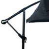 Ciemnoszary parasol ogrodowy z widocznym mechanizmem regulacji i metalowym stelażem. Produkt jest opisany jako "Wodoodporny parasol ogrodowy i tarasowy CYNIA w kolorze ciemnoszarym waga 11,7 kg wymiary 300x300x245 cm".