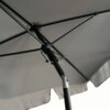 Jasnoszary parasol ogrodowy z metalowym stelażem i mechanizmem regulacji wysokości. Widoczne są elementy konstrukcyjne i materiałowe parasola.