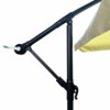Czarny stelaż parasola ogrodowego z beżowym materiałem, widoczny mechanizm korbowy do regulacji. Parasola ma solidną konstrukcję z metalowymi elementami.