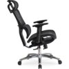 Czarny fotel gamingowy z ergonomicznym designem, posiada regulowane podłokietniki i oparcie z siatki, umieszczony na metalowej, obrotowej podstawie z kółkami. Produkt ma nowoczesny wygląd i jest przeznaczony do biura lub do użytku gamingowego.
