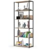 Czarny metalowy regał loftowy o wymiarach 80x32x192 cm z sześcioma półkami w kolorze dąb sonoma mat, na których znajdują się różnorodne dekoracje, książki i wazony. Produkt to "Regał loft AKORD metalowy Czarny 80 cm kolor Dąb Sonoma mat 6 półek 80x32x192 cm".