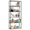 Czarny metalowy regał loftowy o wymiarach 80x32x192 cm z sześcioma półkami w kolorze Dąb Sonoma mat, na których znajdują się różnorodne dekoracje, książki i przedmioty ozdobne. Na półkach widoczne są m.in. wazony, świeczniki, książki oraz szklane pojemnik