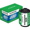 Zielone opakowanie i rolka filmu fotograficznego z widocznymi napisami: "FUJIFILM", "400 SPEED FILM", "FILM FOR COLOR PRINTS", "36", "ISO 400", "EXP 36".