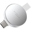 Okrągła, biała ładowarka do smartwatcha z napisem "FIXED" na górnej powierzchni, wyposażona w złącze USB-C. W tle widoczny jest fragment przezroczystej taśmy.