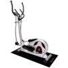 Na zdjęciu znajduje się mata pod sprzęt fitness marki Christopeit Sport o wymiarach 60 x 120 cm, na której stoi srebrny orbitrek z czarnymi i czerwonymi akcentami. Na macie widoczne jest logo "Christopeit Sport".