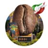 Na zdjęciu znajduje się duże ziarno kawy na tle włoskiego krajobrazu z flagą Włoch oraz opakowanie kawy z napisem "ITALIANA D'ORO". Na dole widoczny jest rząd pięciu ziaren kawy w różnych odcieniach brązu i czerni.