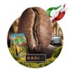 Na zdjęciu znajduje się duże ziarno kawy na tle włoskiej uliczki z niebieskim samochodem oraz opakowanie kawy z napisem "ITALIANA CREMA ESPRESSO ROAST". W prawym górnym rogu widoczna jest flaga Włoch, a na dole znajduje się ilustracja przedstawiająca różn