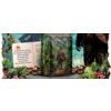 Na zdjęciu znajduje się opakowanie kawy ziarnistej "BLUE ORCA COFFEE Continents 1 Latin America Arabica 1 kg" z ilustracją przedstawiającą postać w kapeluszu stojącą w tropikalnym krajobrazie. Obok opakowania widoczny jest fragment paszportu oraz karta z 