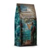 Opakowanie kawy ziarnistej "BLUE ORCA COFFEE Continents 2 Latin America & Africa 1 kg" przedstawia ilustrację podróżnika z mapą, stojącego nad wodą, z workiem pełnym ziaren kawy u jego stóp. Na boku opakowania widnieje napis "WAKE UP YOUR MIND".