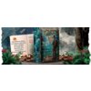 Na zdjęciu znajduje się opakowanie kawy ziarnistej "BLUE ORCA COFFEE Continents 2 Latin America & Africa 1 kg" z ilustracją przedstawiającą osobę z plecakiem patrzącą na mapę w otoczeniu natury. Obok opakowania widoczny jest paszport oraz otwarta książecz