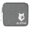 Szara, tekstylna torba z zamkiem błyskawicznym i uchwytem, na której widnieje biały symbol wilka oraz napis "ALPHA".