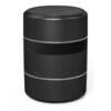 Cylindryczny, czarny przedmiot z gładką powierzchnią i subtelnymi, srebrnymi akcentami, posiadający widoczne logo w kształcie litery "A". Na powierzchni znajduje się również teksturowany pasek.