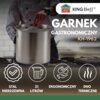 Na zdjęciu widoczny jest duży, stalowy garnek z pokrywką, a w tle osoba w białej koszuli. Na zdjęciu znajdują się napisy: "KING Hoff", "GARNEK GASTRONOMICZNY KH-1962", "STAL NIERDZEWNA", "21 LITRÓW", "ERGONOMICZNY", "DNO TERMICZNE".