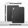 Szare etui na tablet z teksturą przypominającą płótno, widoczne z różnych perspektyw, z wycięciem na aparat i przyciski. Produkt jest przedstawiony na białym tle, a na etui znajduje się napis "TECH-PROTECT".