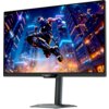 Monitor marki GIGABYTE z wyświetlaczem przedstawiającym dynamiczną scenę z postacią w futurystycznym mieście, pełnym neonowych świateł. Na dolnej ramce monitora widoczne jest logo "GIGABYTE".