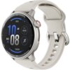 Srebrny smartwatch z okrągłym wyświetlaczem pokazuje godzinę 10:08 AM, datę środa 20, poziom naładowania baterii 80%, wysokość 6000 FT oraz liczbę kroków 10000. Pasek zegarka jest jasny, a na bocznej stronie koperty znajduje się przycisk z czerwonym akcentem.