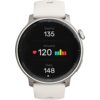 Srebrny smartwatch z białym paskiem wyświetla na ekranie informacje o tętnie: "Średnio 135", "Aktualne 120" z ikoną serca i kolorowym wykresem słupkowym, oraz "Maks. 148".