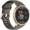 Złoty smartwatch z okrągłym wyświetlaczem, na którym widoczne są informacje: godzina 10:08, data środa 20, poziom naładowania baterii 80%, wysokość 6000 FT oraz liczba kroków 10000. Pasek zegarka jest ciemny, a na ekranie znajdują się ikony związane z aktywnością fizyczną.