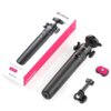 Na zdjęciu znajduje się uchwyt selfie ULANZI MT90 Quick Release 2w1, obok którego leży opakowanie z napisem "Ulanzi Quick-Release Tripod MT90". Widać również dodatkowe akcesoria, takie jak element montażowy i adapter.