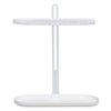 Biała lampa LED do roślin z prostokątną podstawą i pionowym wspornikiem, na którym zamocowane jest poziome źródło światła z widocznymi diodami. Produkt ma nowoczesny design i jest przeznaczony do wspomagania wzrostu roślin.