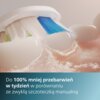 Na zdjęciu widoczna jest szczoteczka do zębów z białymi i niebieskimi włóknami, czyszcząca zęby z widoczną pianą. Na dole zdjęcia znajduje się tekst: "Do 100% mniej przebarwień w tydzień w porównaniu ze zwykłą szczoteczką manualną".