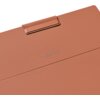 Brązowe etui z widocznym wytłoczonym napisem "BOOX" oraz klapką na górze. Powierzchnia etui jest gładka i jednolita.