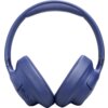 Nauszne słuchawki w kolorze niebieskim z widocznymi przyciskami sterującymi na jednej z muszli. Produkt ma miękkie nauszniki i pałąk, a na muszli znajduje się logo "JBL".