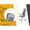 Na zdjęciu widoczny jest fotel biurowy obrotowy w kolorach biało-szarym, wykonany z tkaniny i siatki, z podłokietnikami i podstawą na kółkach. Obok znajduje się powiększenie oparcia fotela, a tło jest w odcieniach żółci i szarości z widoczną postacią sied
