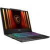 Laptop z logo "msi" na dolnej ramce ekranu, wyświetlający grafikę z pomarańczowymi liniami i tarczą z symbolem smoka. Klawiatura podświetlana w różnych kolorach.