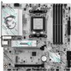 Na zdjęciu widoczna jest płyta główna z oznaczeniami "MSI" oraz "B840M Gaming Plus WiFi6E", z elementami graficznymi w kolorze turkusowym i czarnym. Na płycie znajdują się różne złącza, gniazda pamięci RAM oraz logo producenta.