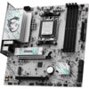 Płyta główna z oznaczeniami "MSI" i "GAMING" oraz widocznymi elementami takimi jak gniazda RAM, złącza PCIe i radiator z logo smoka. Na płycie znajduje się tekst "B840M GAMING PLUS WIFI6E" oraz "MSI Wi-Fi CARD".